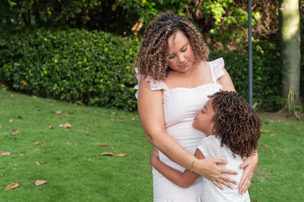 La madre y la hija pasan tiempo juntas al aire libre.