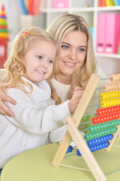 Madre con hija pequeña contando