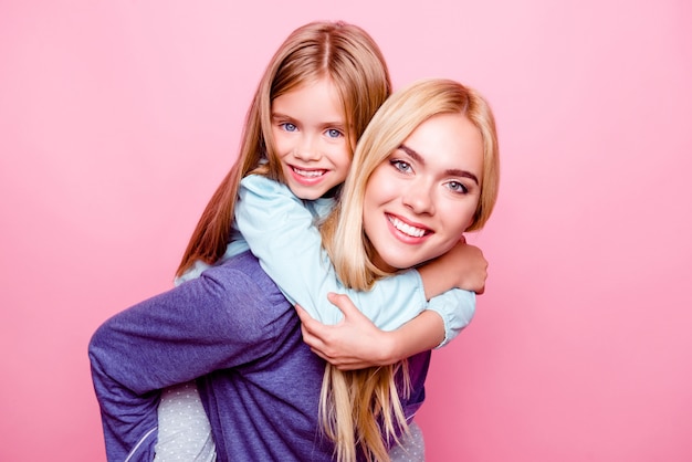 Madre con hija pequeña en pijama