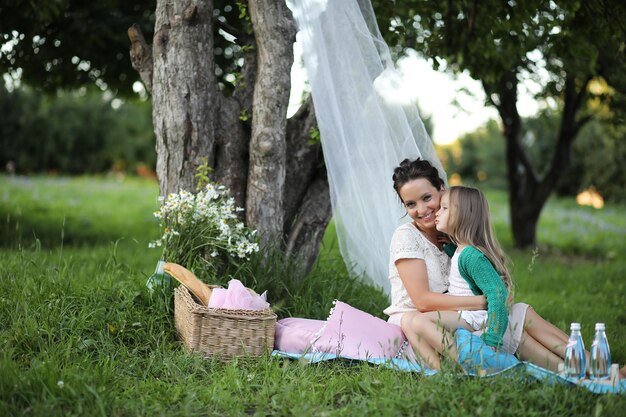 Madre con hija en un picnic