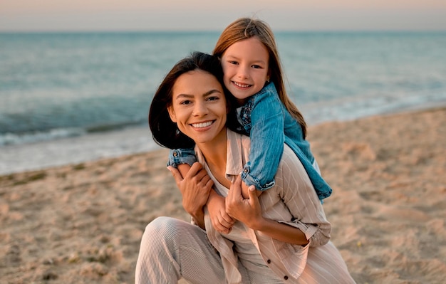 Madre con hija en la playa