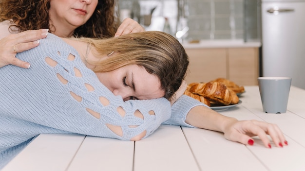 Foto madre hija reconfortante