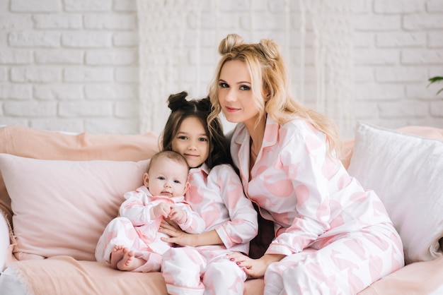 madre con hijas en pijama rosa