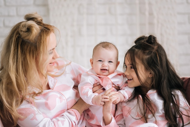 madre con hijas en pijama rosa