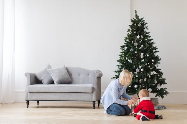 Madre con hijo abriendo regalos.