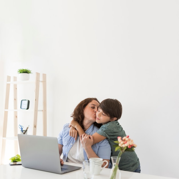 Madre con hijo en casa