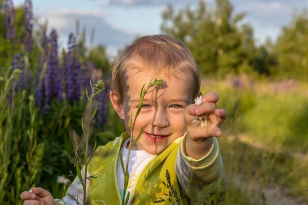 Foto madre y hijo están caminando en un campo de flores