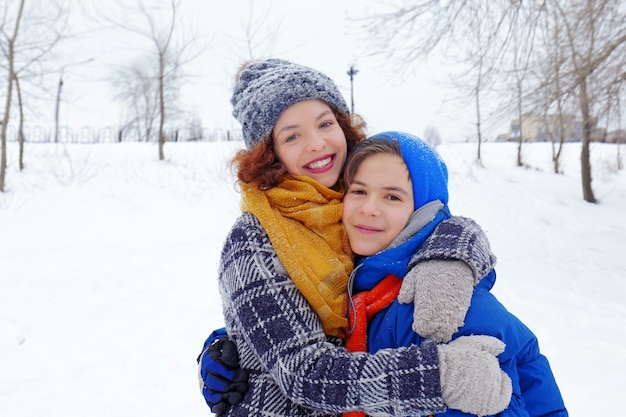 Madre con hijo jugando en Winter Park