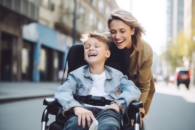 La madre y el hijo parapléjico del vínculo de los padres exploran la ciudad