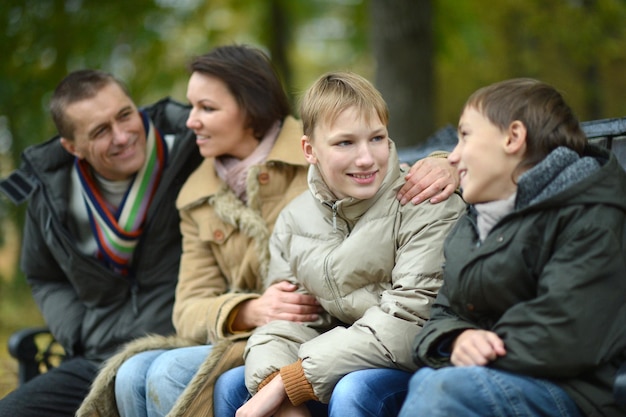 Madre con hijo en el parque de otoño