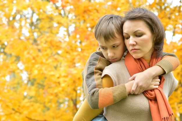 Foto madre con hijo en el parque de otoño