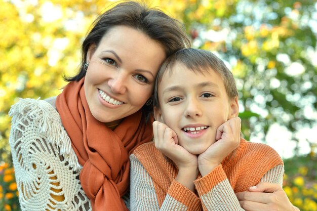 Foto madre con hijo en el parque de otoño