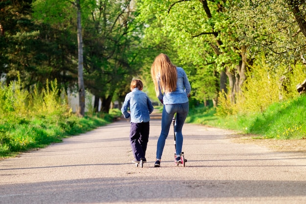 Madre con hijo patinando en el parque usando patines