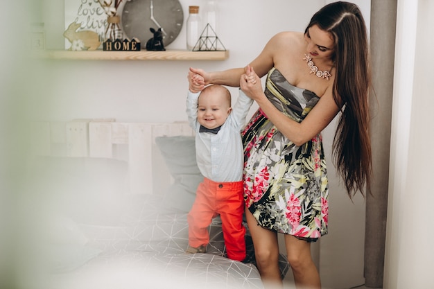 Madre con hijo pequeño en casa