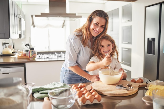 Madre con hijo en retrato y cocinando el desayuno en la cocina juntos por amor, cuidado y apoyo con felicidad Sonrisa de una joven madre enseñando a una niña o niño aprendiendo a hacer comida con huevos y harina