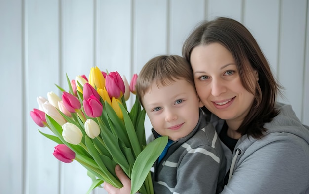 madre y hijo sonrientes con un ramo de tulipanes flores regalo celebrando feliz día de la madre