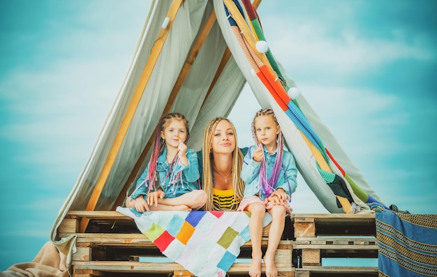 Madre con hijos en carpa familia camping verano vacaciones al aire libre familia jugando juntos