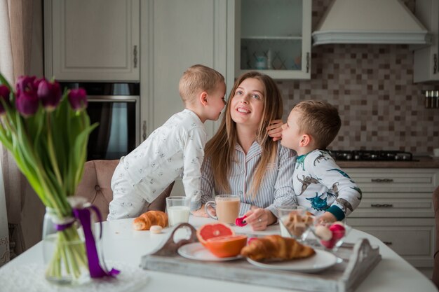 madre con hijos desayunando en la cocina