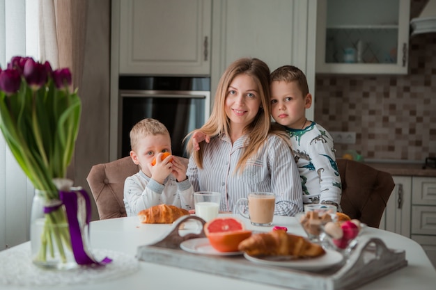 madre con hijos desayunando en la cocina