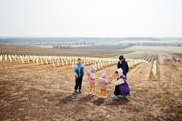 Madre con hijos se opone a la viña a principios de la primavera