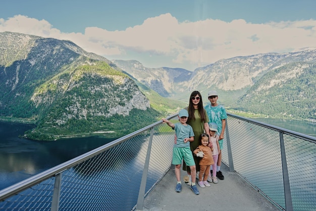 Madre con hijos en el puente de observación en Hallstatt Austria