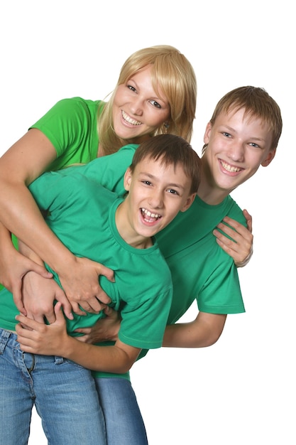 Madre con los hijos sobre un fondo blanco.