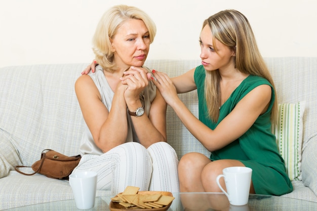 Foto la madre intenta reconciliarse con su hija