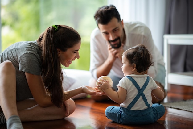 Foto la madre joven y el bebé son felices en el concepto de familia de la infancia en casa con la madre caucásica y el estilo de vida de cuidado del recién nacido