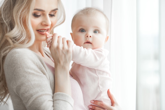 Madre joven con un bebé