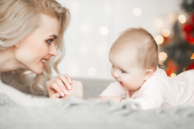 Madre joven con un bebé