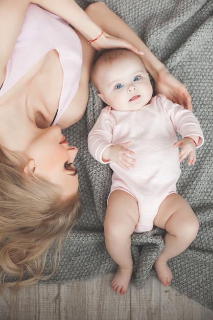 Madre joven con un bebé