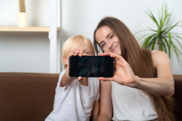 Madre joven se toma selfie con su hijo