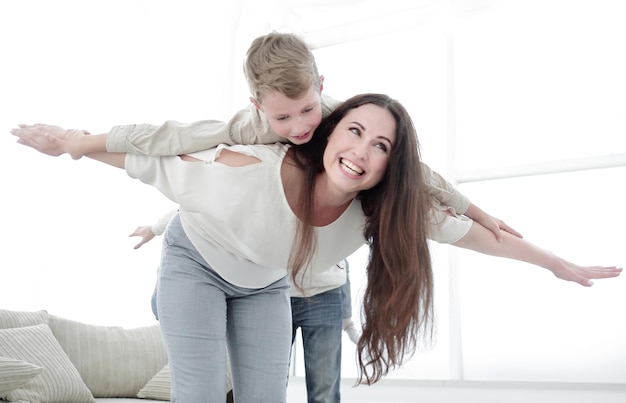 La madre juega con su hijo en una espaciosa sala de estar