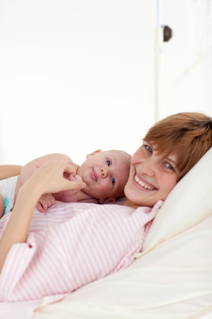 Madre jugando con su bebé recién nacido