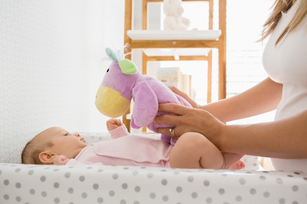 Madre jugando con su bebé