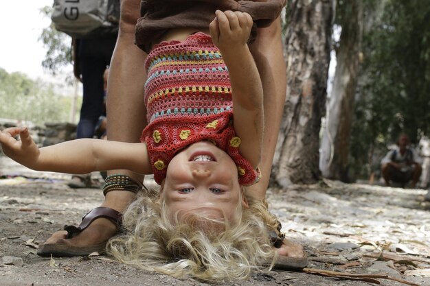 Foto madre jugando con su hija en el bosque