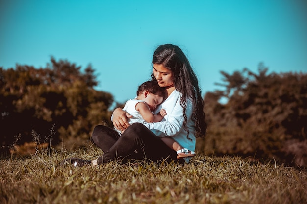 madre jugando con su hija en el parque