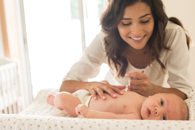 Foto madre jugando con su hijo en casa