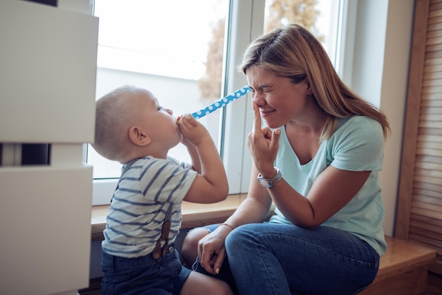 Madre jugando con su hijo