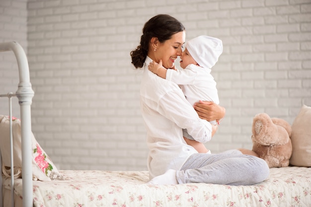 Madre jugando con su niño