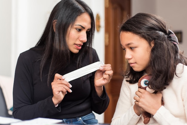 Foto madre latina muestra el palito que tiene que insertarle a su hija para realizarle el auto test en casa