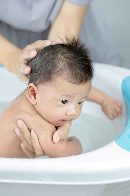 madre, lavado, ella, pequeño, bebé, niño, en, un, baño