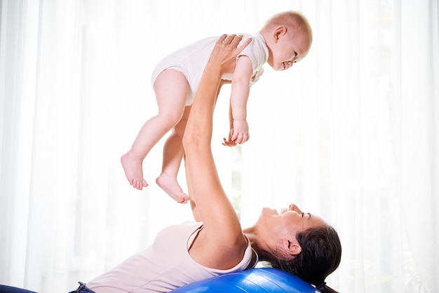 Madre levantando a su bebé