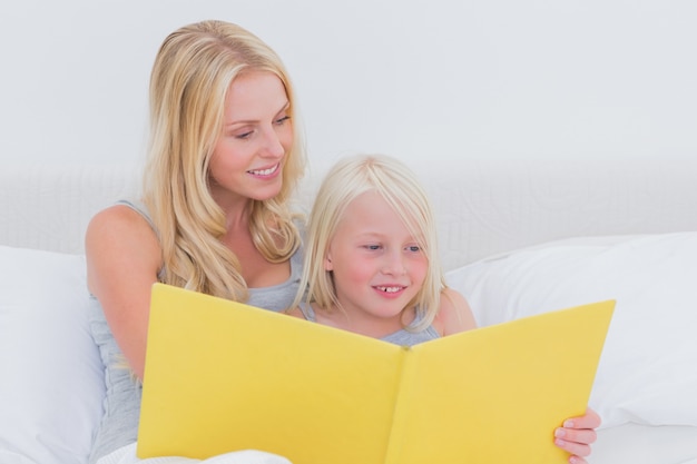 Madre leyendo una historia a su hija