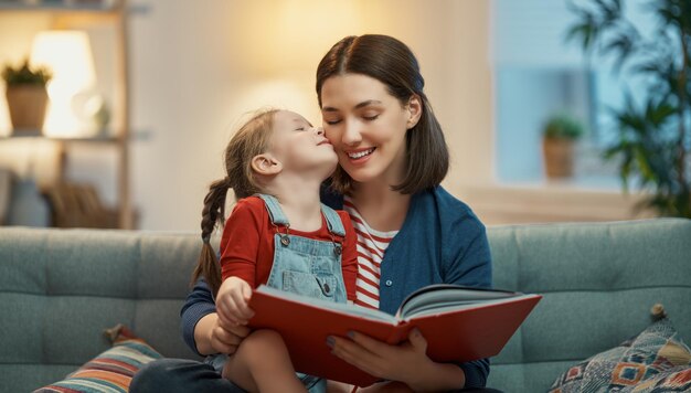 Madre leyendo un libro a su hija