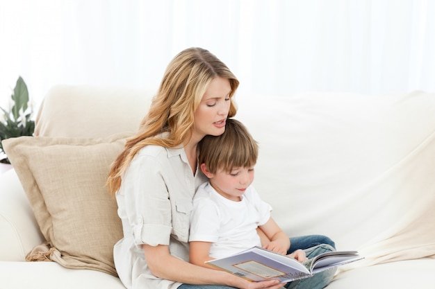 Madre leyendo con su hijo