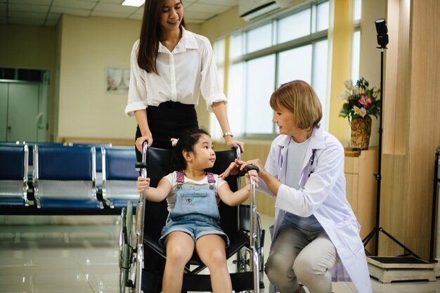 La madre llevó a su hija a un chequeo bajo la supervisión de un médico.