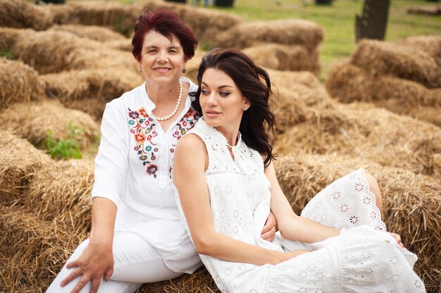 Madre mayor con hija al aire libre