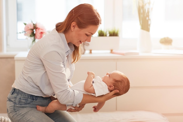 Madre meciendo al bebé para dormir