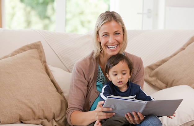 Madre mirando un libro con su hijo